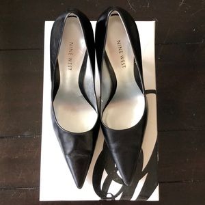 Nine West black leather pumps